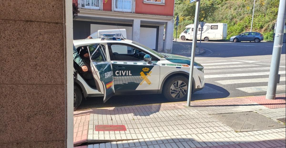 El acusado, entrando en el coche patrulla.