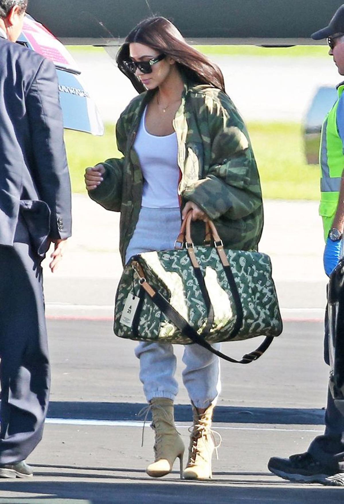 Viaje a Costa Rica: el look casual de camuflaje de Kim Kardashian