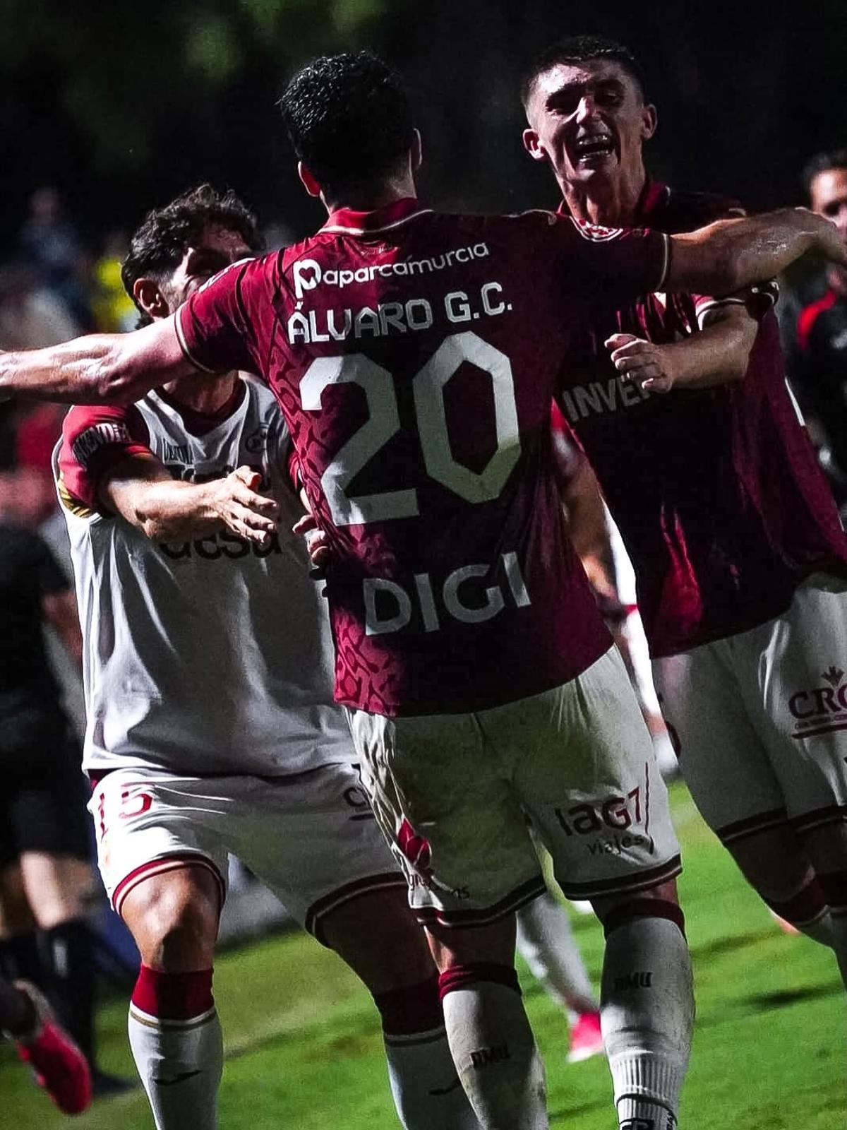La plantilla del Real Murcia celebrando uno de los goles de Álvaro Giménez.