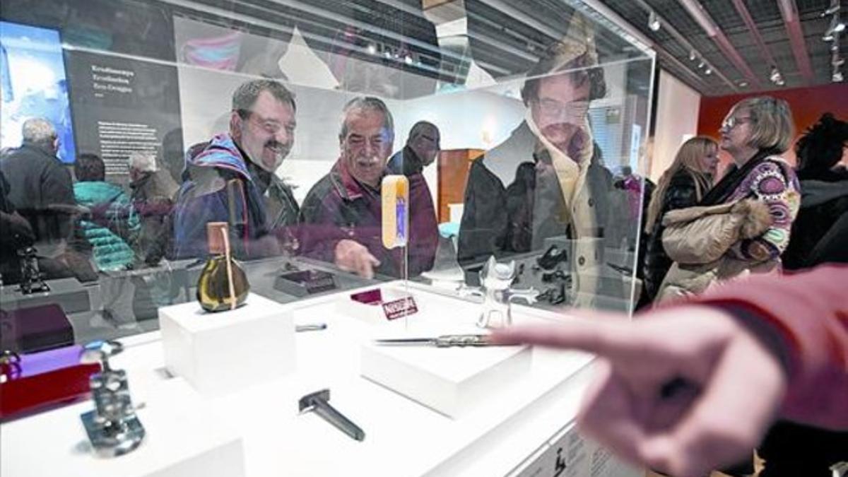 Unos visitantes observan una urna con objetos, ayer en el Museu del Disseny, en Barcelona.