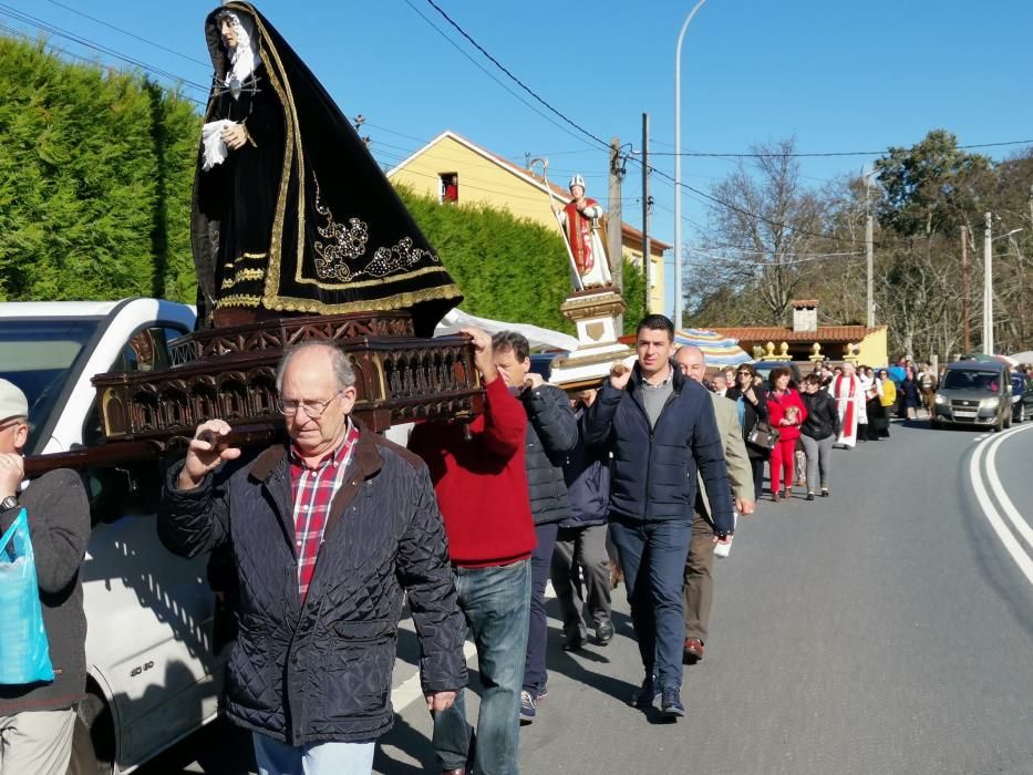 Los devotos, durante la fiesta de San Blas en el pazo de O Seixo.