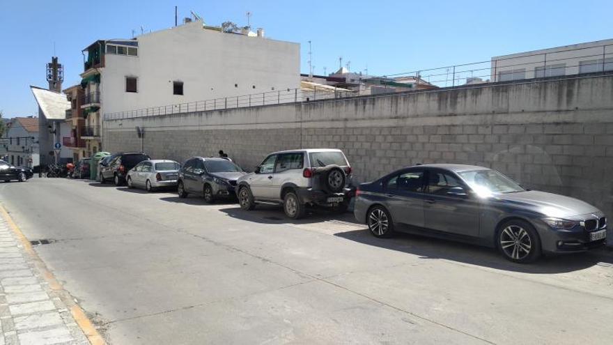 Acceso al futuro aparcamiento del IES Carmen Pantión por la calle Carmen.