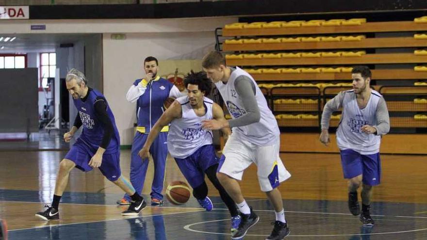 Los jugadores del COB preparan el partido del domingo en Mallorca. // Iñaki Osorio