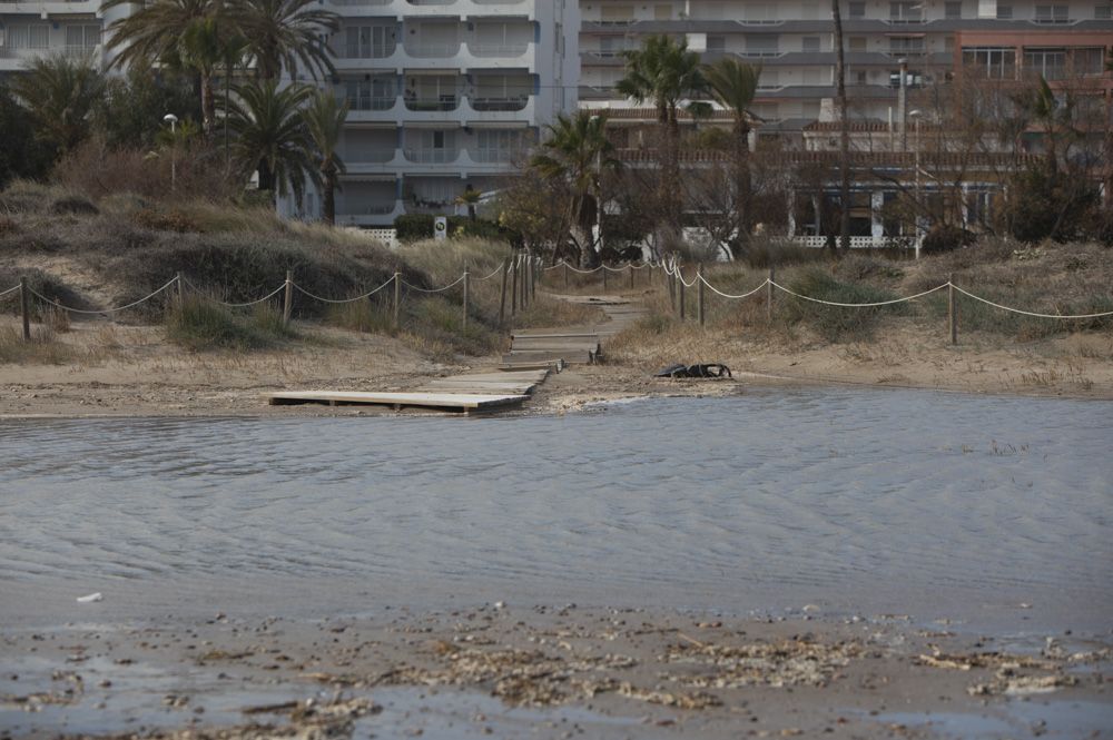 El temporal agrava la situación de la playa de Canet d'En Berenguer con nueva pérdida de arena y más piedras