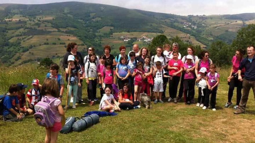 Participantes en &quot;Aventura en domingo&quot;, en un descanso.