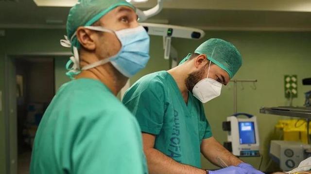 Profesionales sanitarios durante una operación.