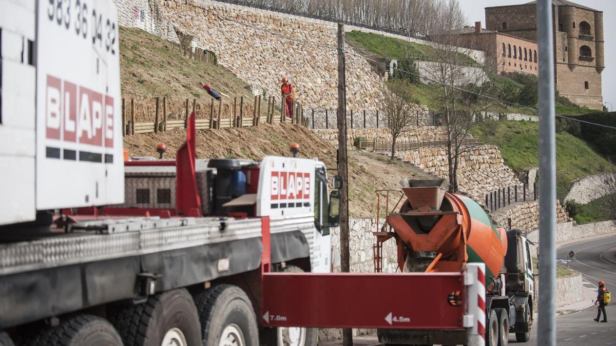 Cuestos de la Mota de Benavente durante la ejecución de trabajos de preparación de la ladera.