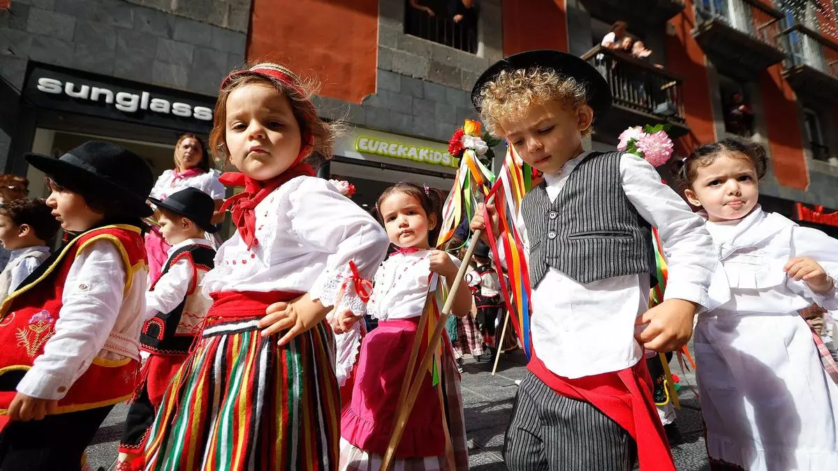 Más alpargatas que tenis en el segundo paseo romero escolar de Santa Cruz