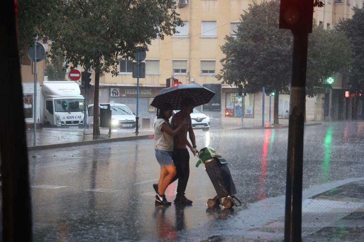 Imágenes de la lluvia en el barrio alicantino de Altozano.