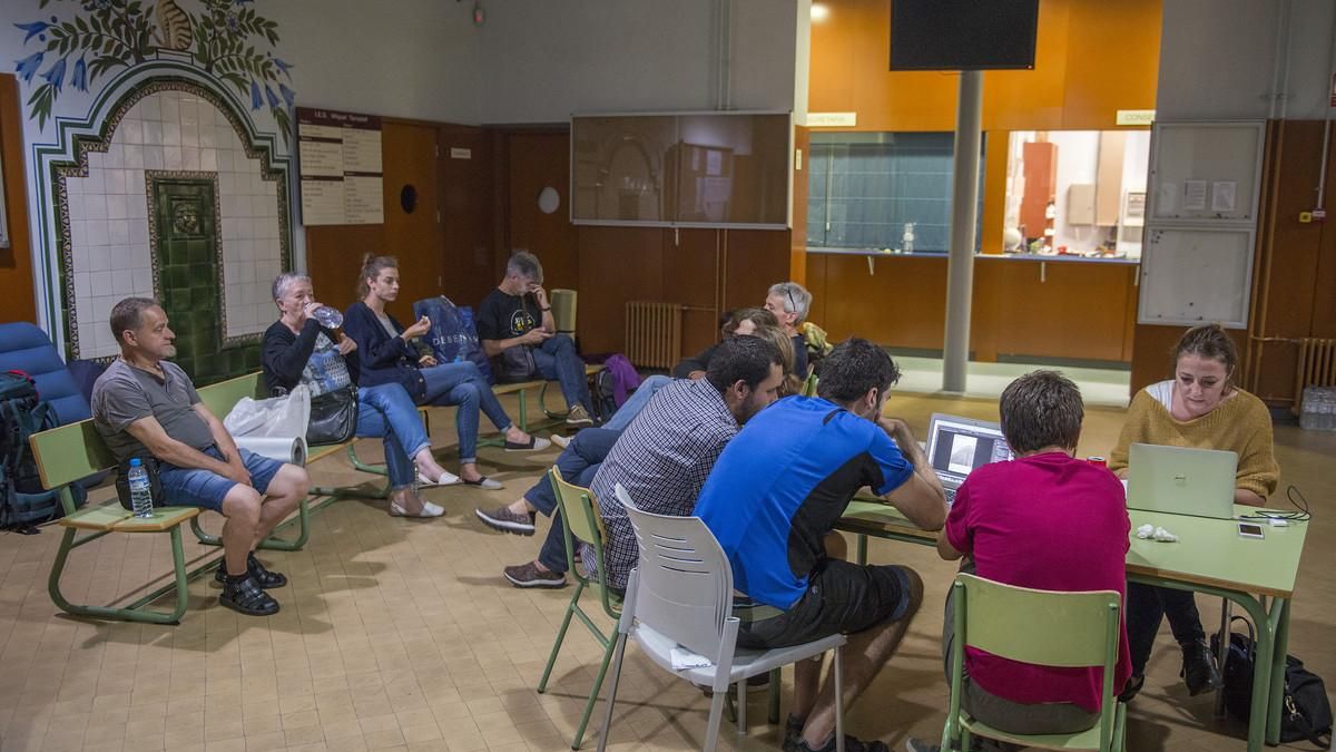 Alrededor de 30 personas han pasado la noche de este viernes en el Institut Miquel Tarradell, en el Raval barcelonés