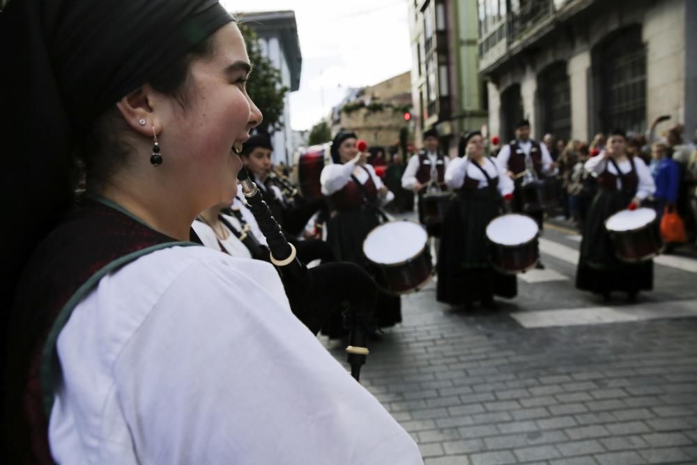 Desfile en Pola de Siero para celebrar los Güevos Pintos