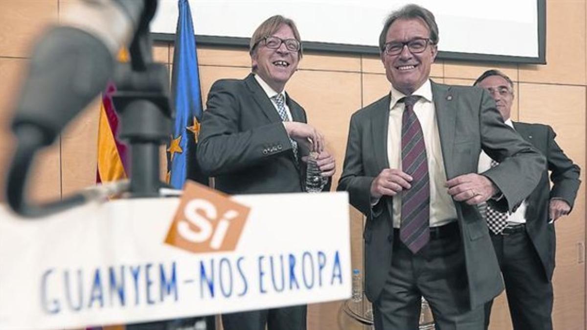 Guy Verhofstadt, junto a Artur Mas, y, tras ellos, Ramon Tremosa, ayer en la fundación de Convergència.