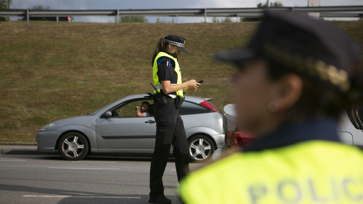 AGENTES DE LA POLICIA LOCAL DURANTE UN CONTROL