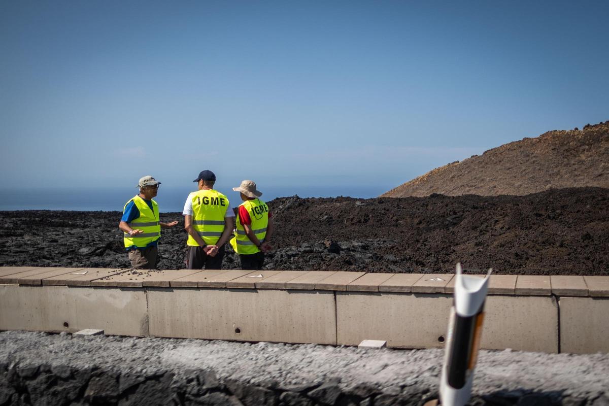 Técnicos del IGME trabajan en un malpaís junto a una vía de nueva construcción.