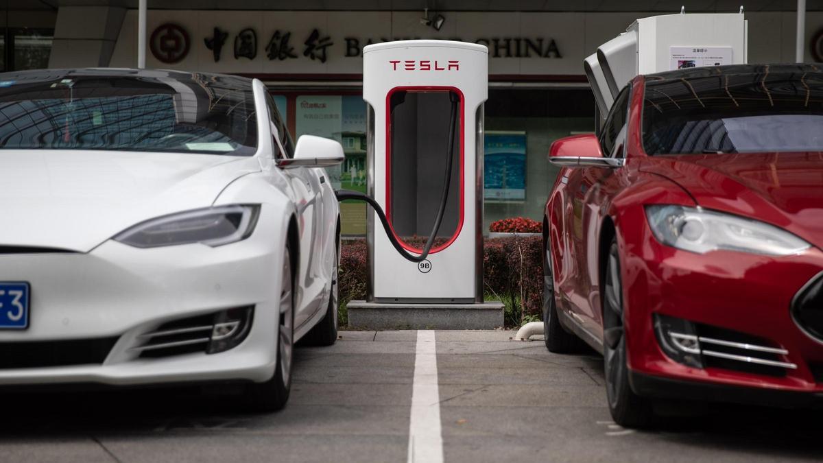 Coches de Tesla en un puesto de recarga en China.