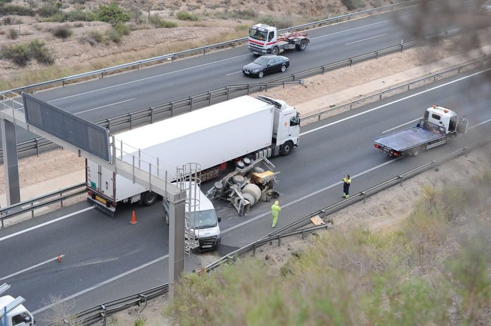 Atascos kilométricos tras el accidente de una furgoneta en la A7