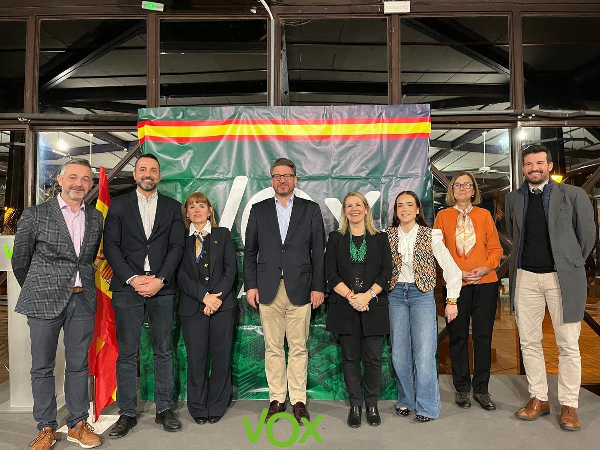 El nuevo coordinador local de Vox en Elche, Juan Antonio Gallardo, en el centro de la imagen