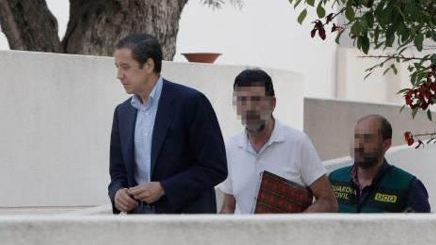 Imágenes del último mes: el «Aquarius», la investidura de Sánchez, el adiós de Rajoy, la detención de Zaplana y la puesta en marcha de À Punt.