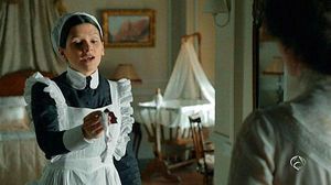 La donzella Amalia mostra el seu escapulari a Doña Sofía. (A-3 TV)