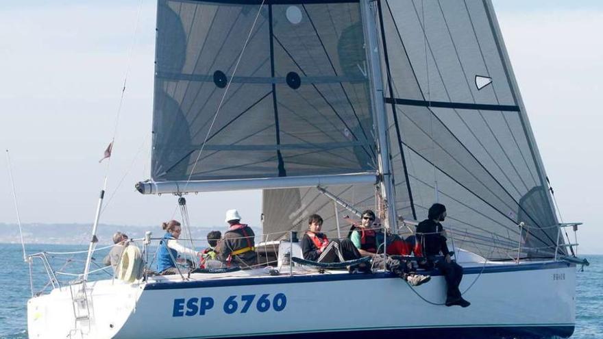 El &quot;Tamborilero&quot;, durante la regata.