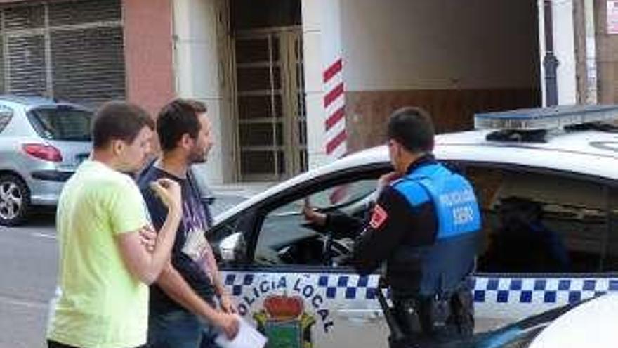 Díaz y Sergio García, con la Policía Local.