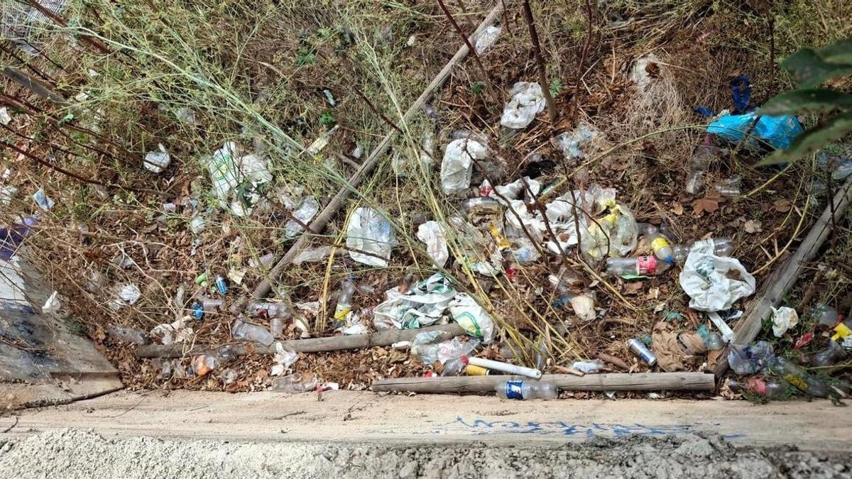 Basura del "botellón" que ha acabado en el cauce del río Gorgos
