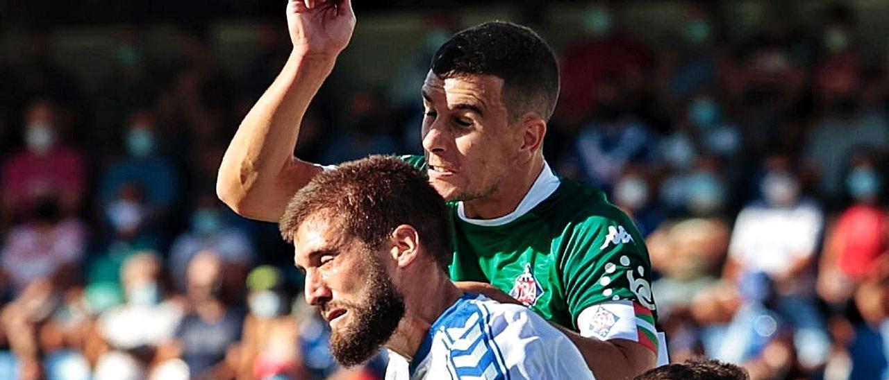 Nikola Sipcic, rodeado de rivales en el partido Tenerife-Amorebieta del pasado 10 de octubre.