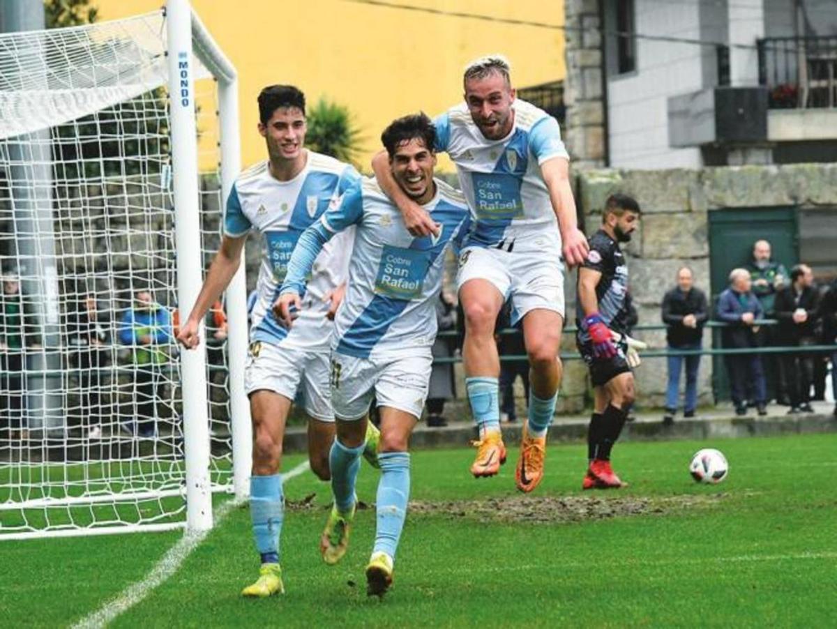 Mario Rodríguez celebra el gol de la victoria en el derbi de la primera vuelta, cuando el Compos ganó por 0-1