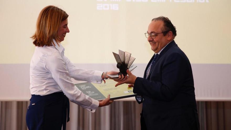 Eva Pando, directora del Idepa, entrega el premio a Pedro Ortea, de Ascensores Tresa.