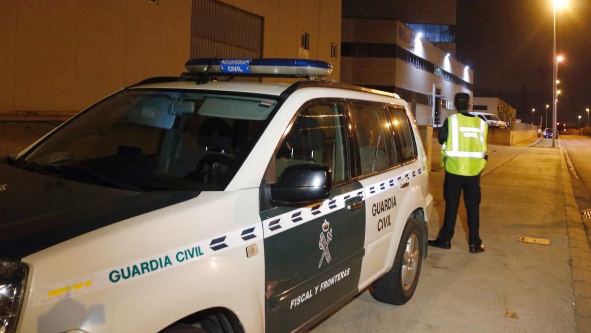 S’espera la comitiva judicial que ha de practicar un registre en aquesta empresa.
