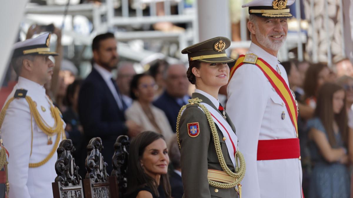 Los Reyes y la princesa Leonor presiden la entrega de los reales despachos en la Escuela Naval de Marín