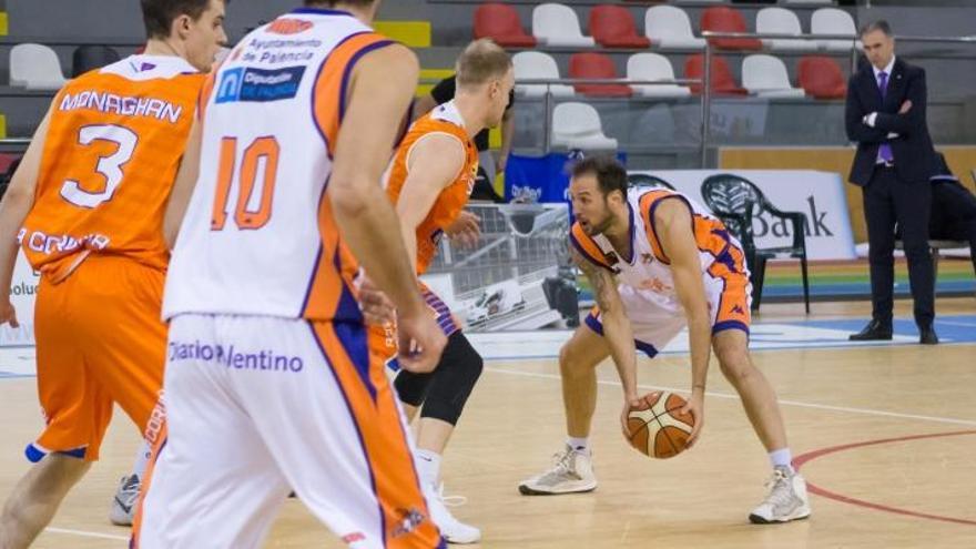 Sergi Pino, con la pelota, en un partido contra el Leyma.