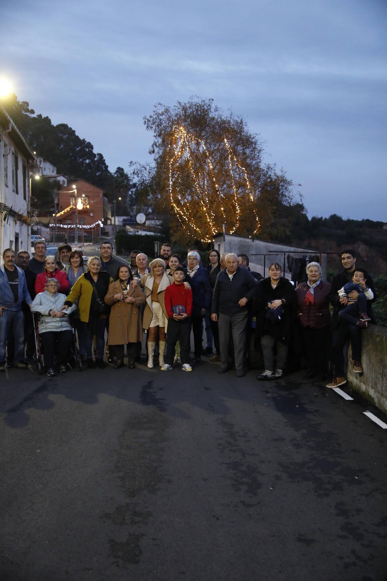 El espíritu navideño de los vecinos ilumina los barrios de Gijón (en imágenes)