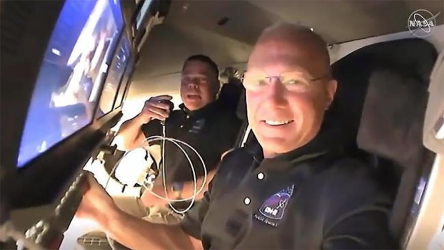 La tripulación de la Estación Espacial Internacional recibe a los astronautas de la Dragon