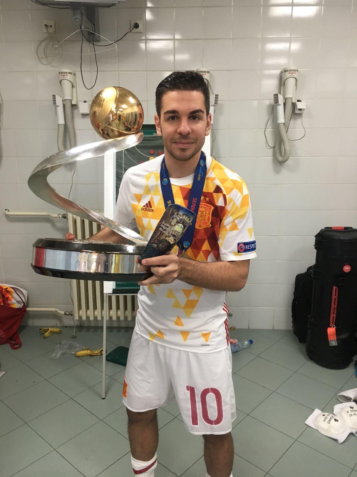 Andresito con el título de campeón de Europa con España en 2016.