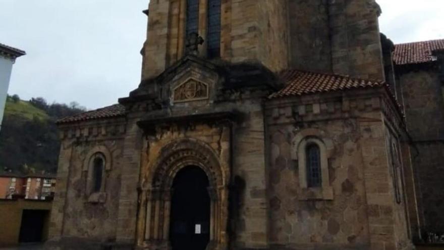 Exterior de la iglesia de San Esteban, en Ciaño. | M. Á. G.