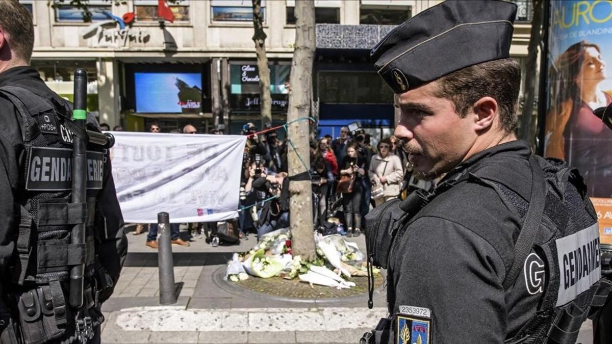 La policia vigila el lugar en el que fue asesinado anoche un policia durante un ataque yihadista.