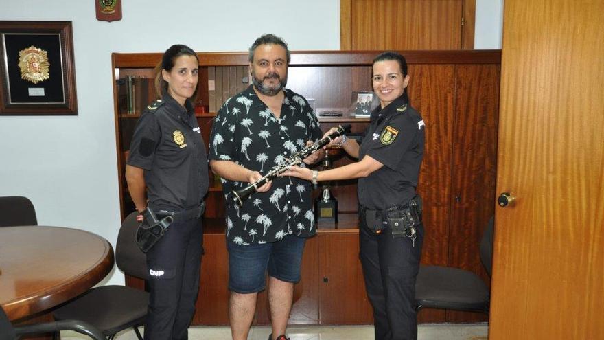 El dueño del clarinete, con la Policía.