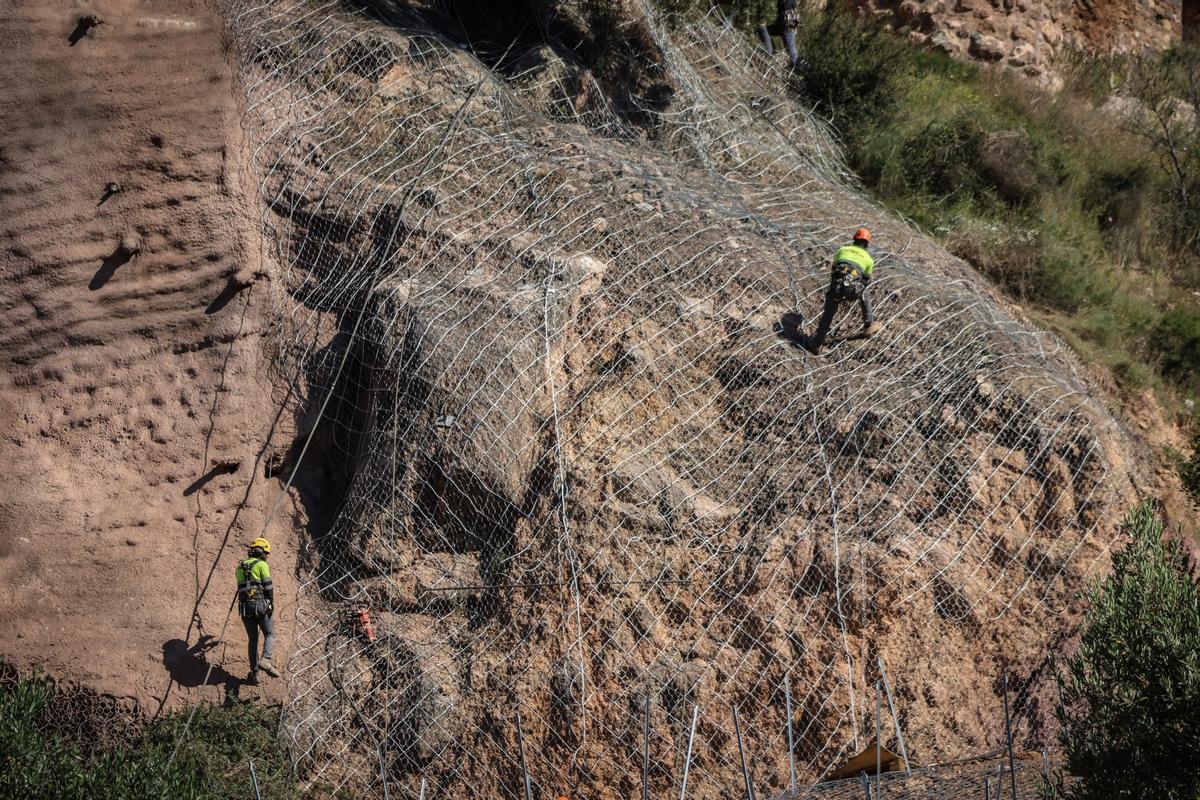 Los operarios trabajan a destajo en la ladera del Castillo de las 300 Torres.