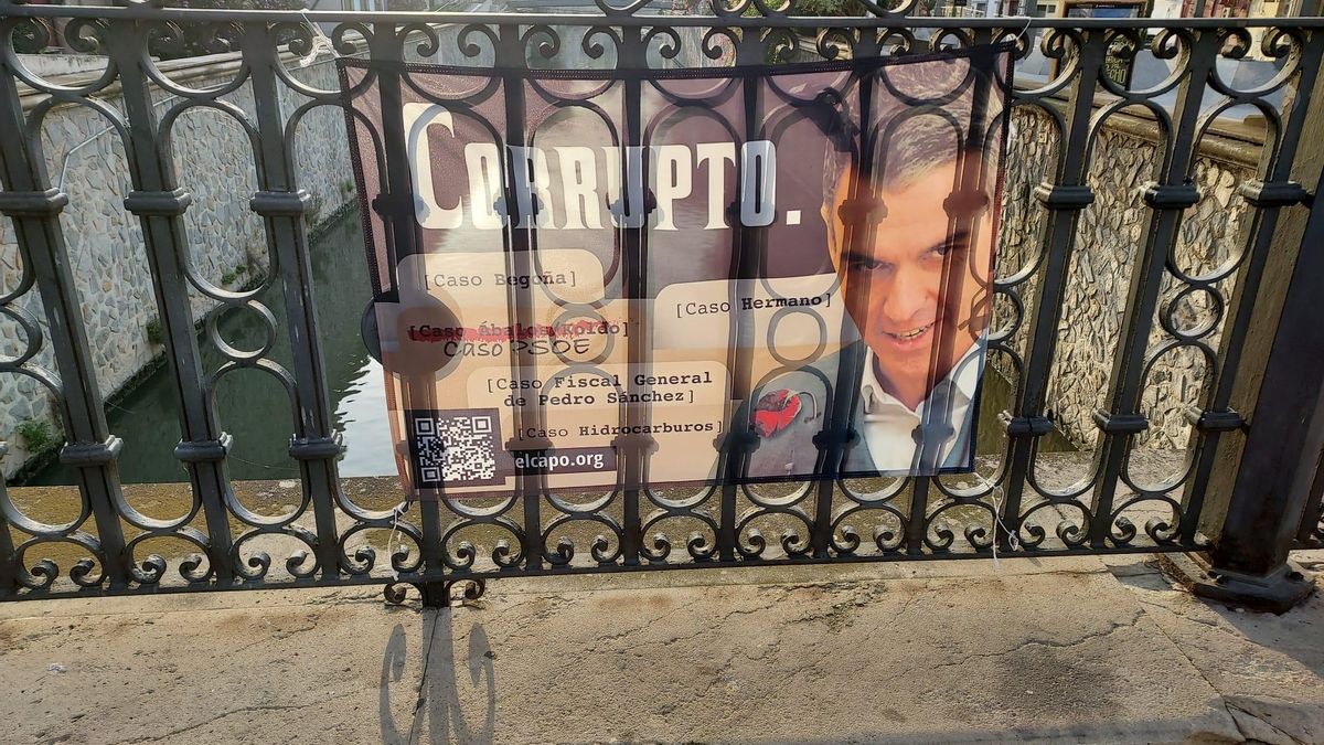Uno de los carteles en las inmediaciones del río