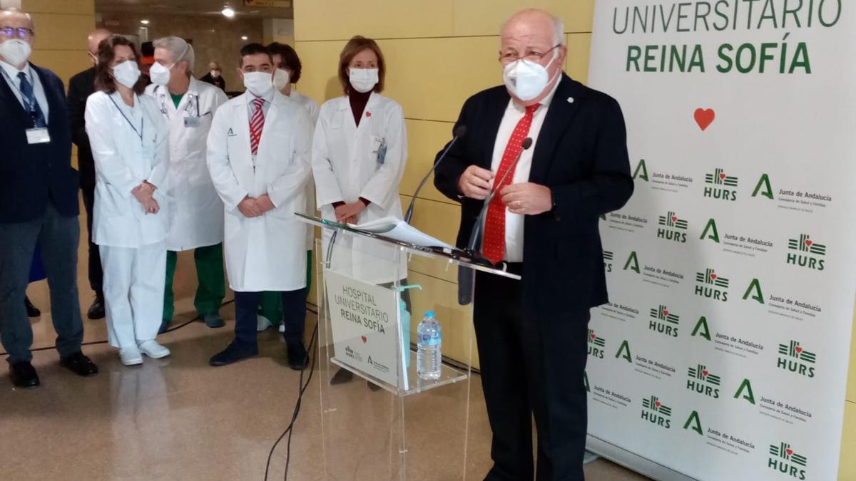 El consejero de Salud, Jesús Aguirre, durante su visita este jueves al hospital Reina Sofía de Córdoba.