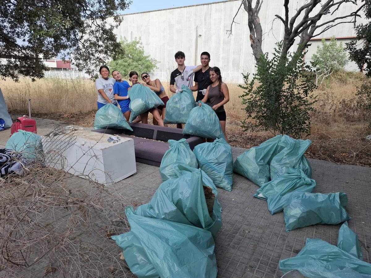 Las imágenes de la jornada de limpieza en el torrente de Almadrà