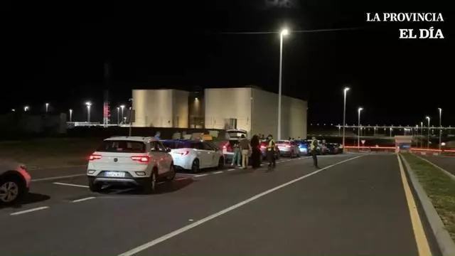 Colas en el Puerto de Granadilla: la prensa espera de madrugada para acceder antes de la llegada del Hondius
