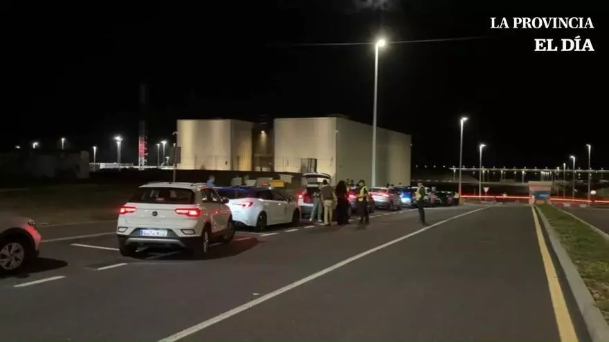 Colas en el Puerto de Granadilla: la prensa espera de madrugada para acceder antes de la llegada del Hondius