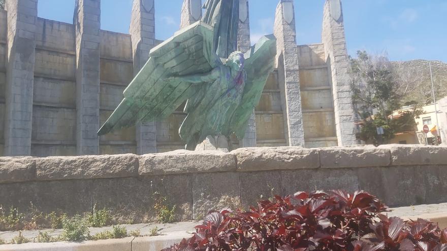 El Monumento a Franco de Santa Cruz de Tenerife aparece pintado de violeta el 8-M