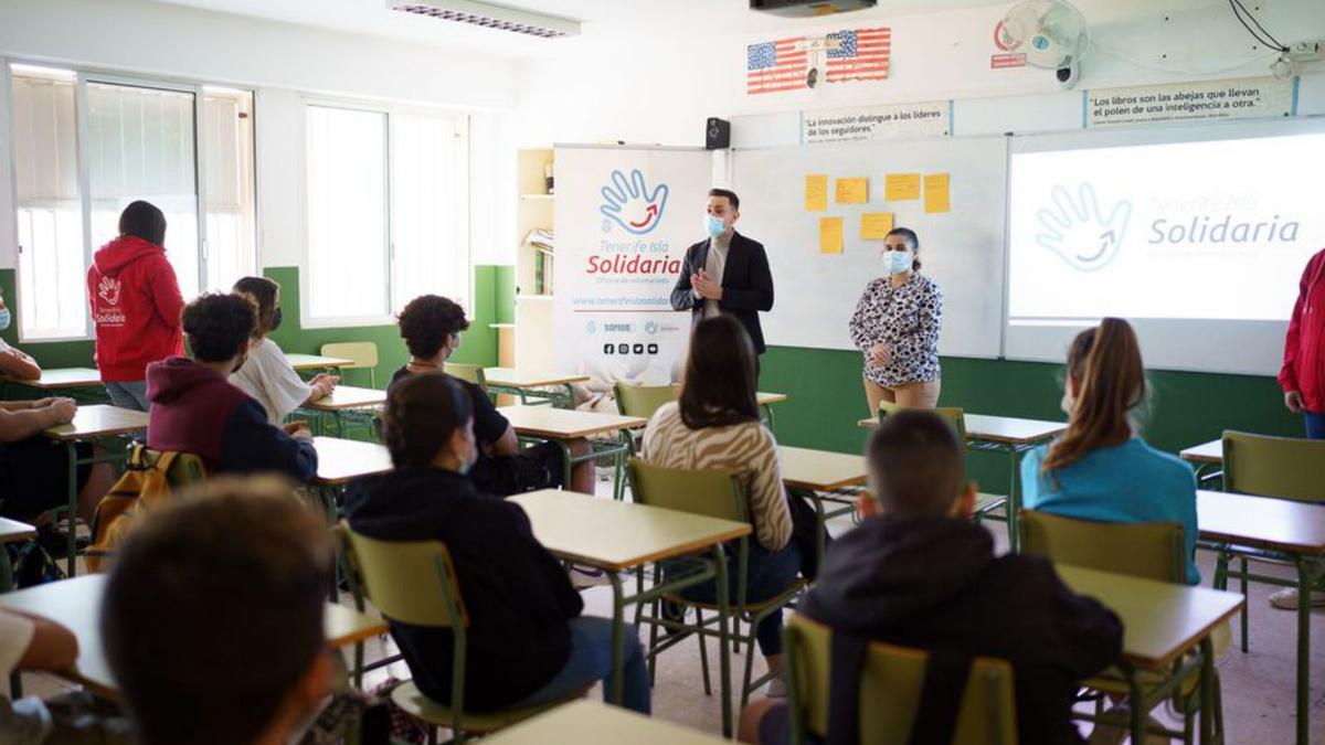Nauzet Gugliotta and Mari Brito during the talk in an educational center.  |  |  DE