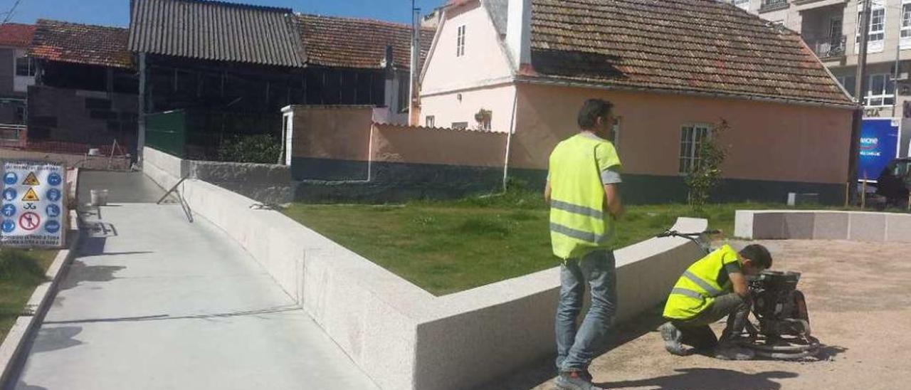 Operarios ultimando los trabajos, ayer por la mañana. // S.A.