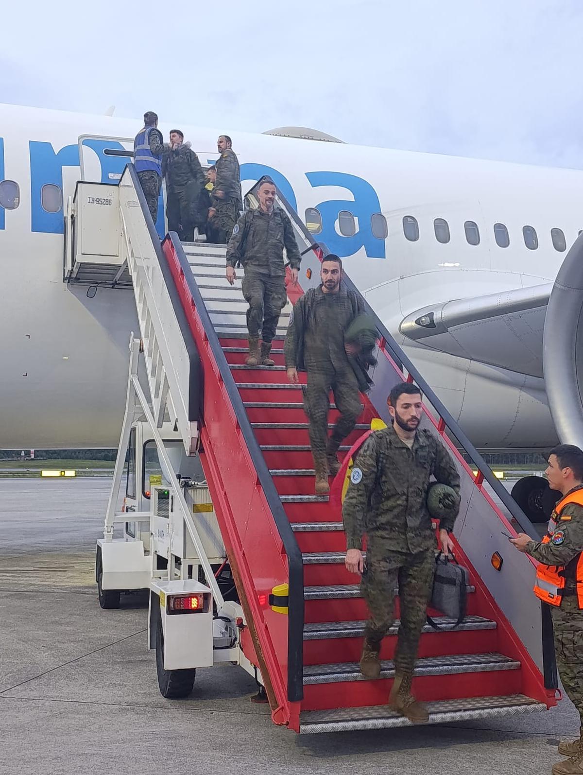 Militares bajan del avión en Asturias