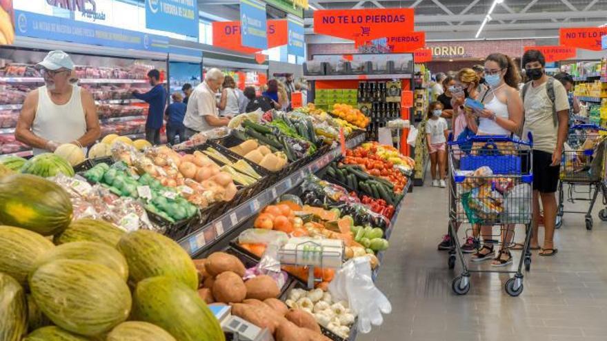 Varias personas hacen la compra en un supermercado del Archipiélago. | | JUAN CARLOS CASTRO