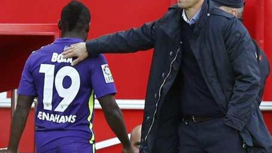 Javi Gracia da una palmadita a Boka, tras su expulsión.